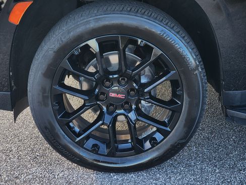 Used 2022 GMC Yukon SLT w/ SLT Premium Package image 11