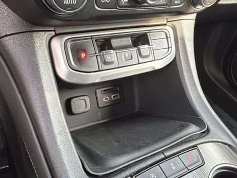 Used 2023 GMC Acadia SLT image 29