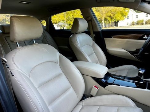 Used 2019 Kia Cadenza Premium image 28
