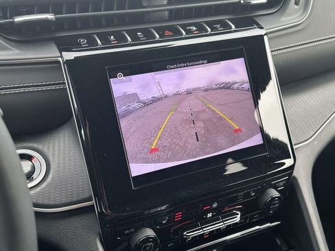 Used 2024 Jeep Grand Cherokee Altitude image 24