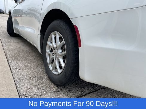 Used 2023 Chrysler Pacifica Touring-L FWD image 19