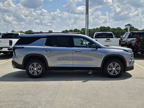 Used 2026 Chevrolet Traverse LT AWD/4WD image 4