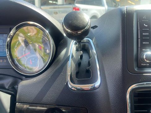 Used 2016 Chrysler Town & Country Touring-L image 28