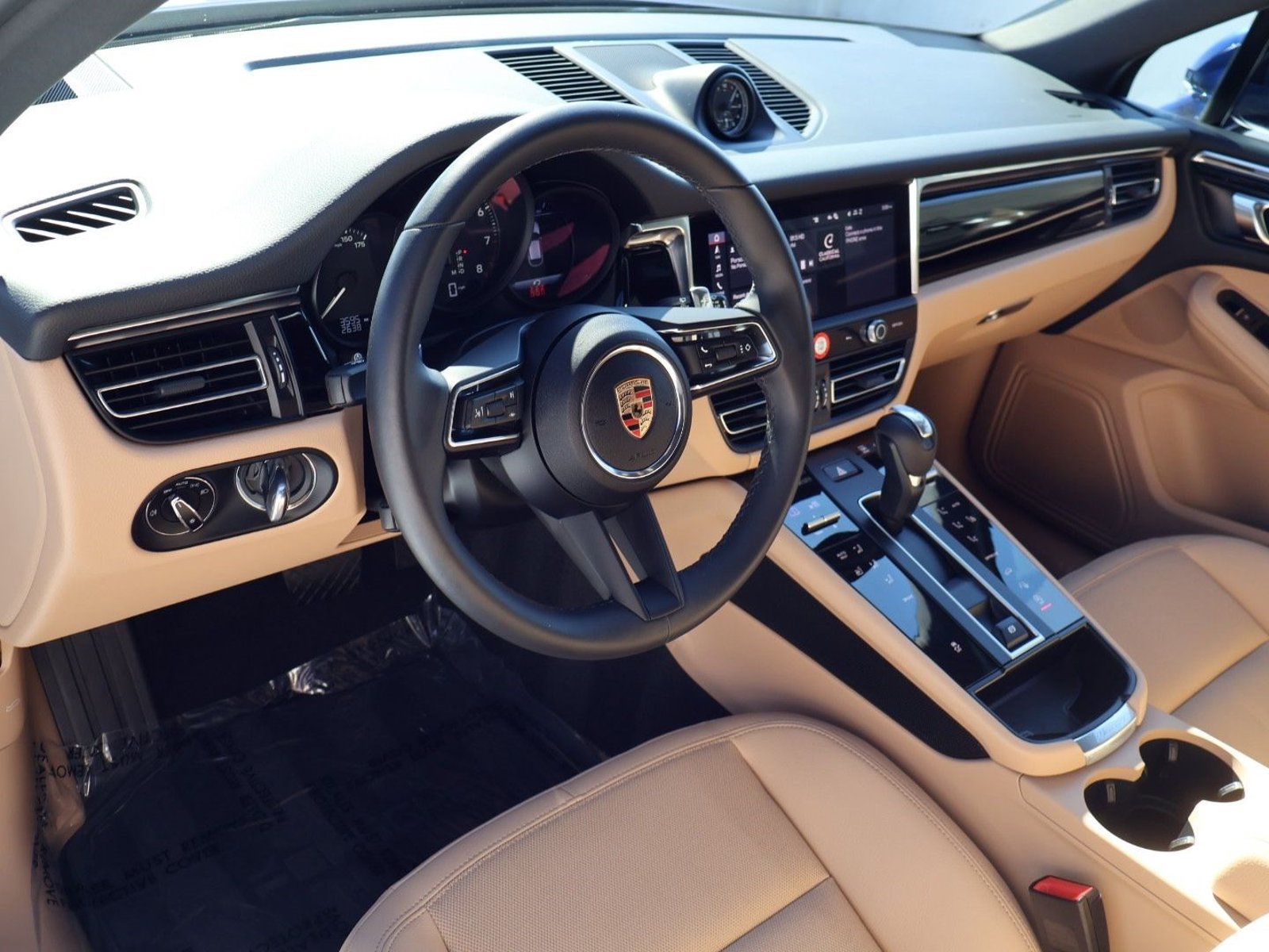 Certified 2025 Porsche Macan AWD/4WD image 4