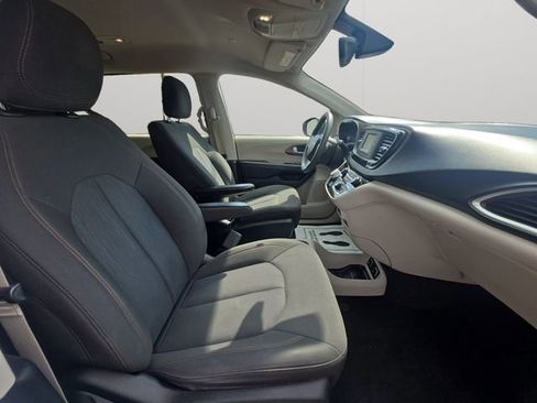 Used 2017 Chrysler Pacifica Touring FWD image 14