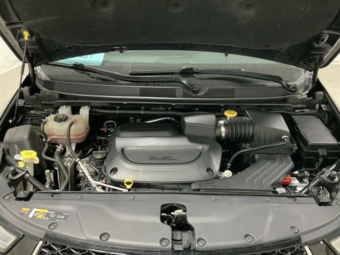 Used 2023 Chrysler Pacifica Touring-L FWD image 8