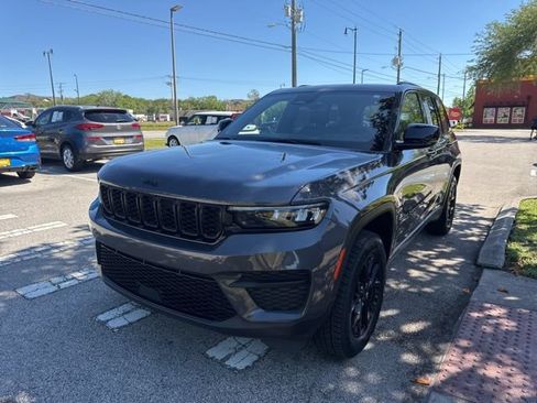 Used 2024 Jeep Grand Cherokee Altitude RWD image 4