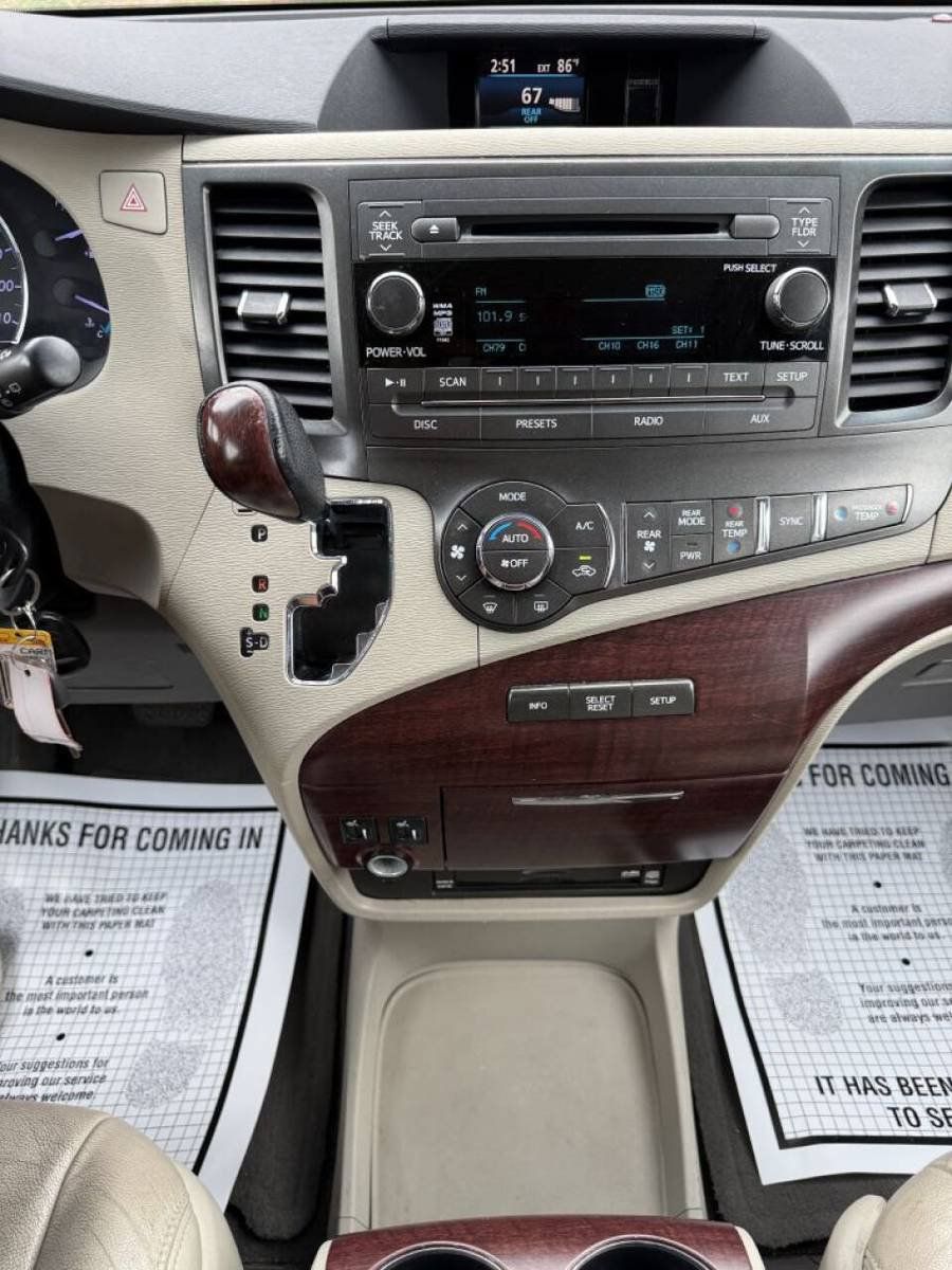 Used 2011 Toyota Sienna XLE w/ Entertainment Pkg FWD image 17