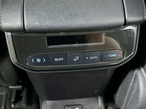 Used 2021 Toyota Highlander XLE FWD image 31