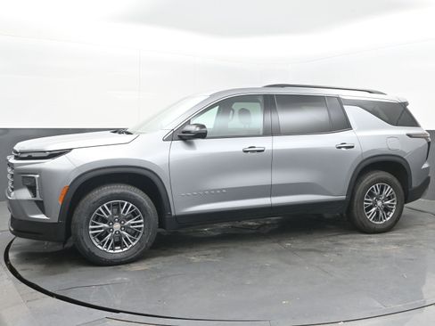 Used 2025 Chevrolet Traverse LT image 5