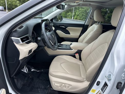 Certified 2024 Toyota Highlander XLE FWD image 16