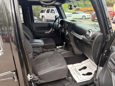 Used 2015 Jeep Wrangler Unlimited Rubicon w/ Connectivity Group AWD/4WD image 9