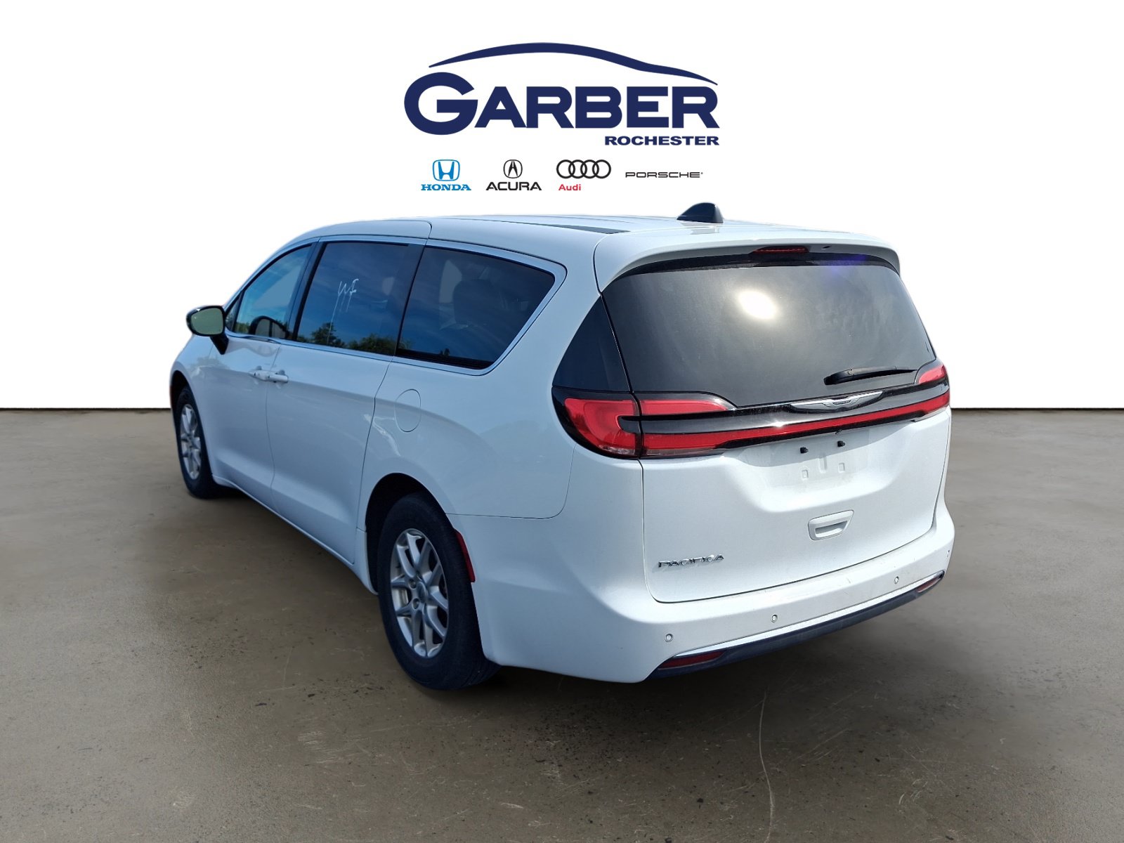 Used 2024 Chrysler Pacifica Touring-L FWD image 2