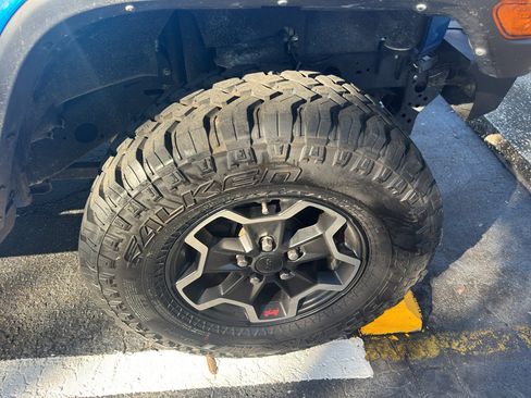 Used 2021 Jeep Gladiator Sport image 17