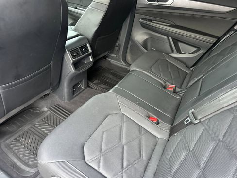 Used 2024 Volkswagen Atlas Cross Sport SE image 12