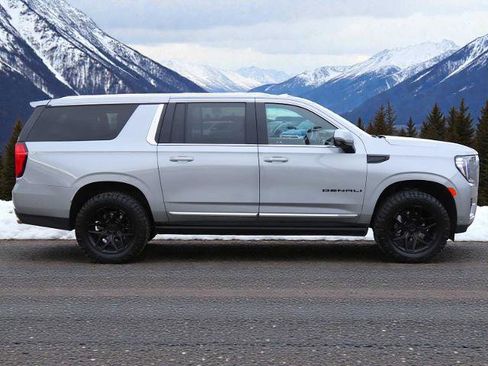 Used 2023 GMC Yukon XL Denali w/ Denali Reserve Package image 7