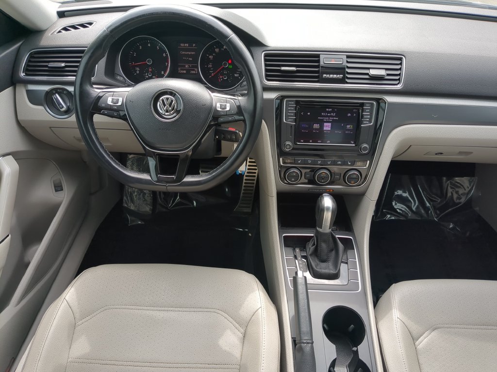 Used 2018 Volkswagen Passat 2.0T R-Line w/ R-Line Lighting Package FWD image 14