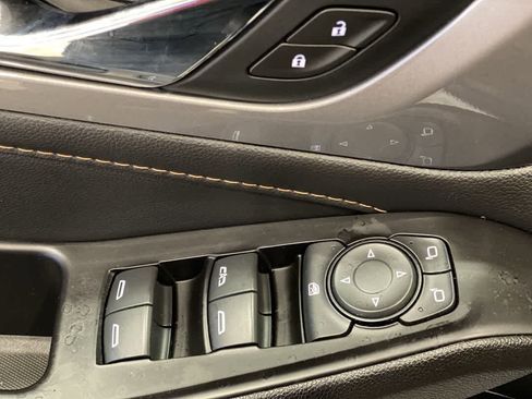 Used 2020 Chevrolet Traverse LT image 16