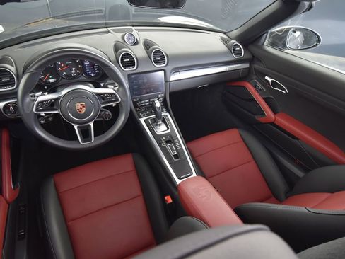 Certified 2025 Porsche 718 Boxster image 17