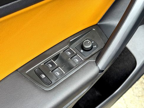 Used 2019 Volkswagen Tiguan SE image 14