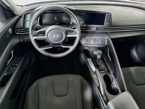 Certified 2024 Hyundai Elantra SE FWD image 4