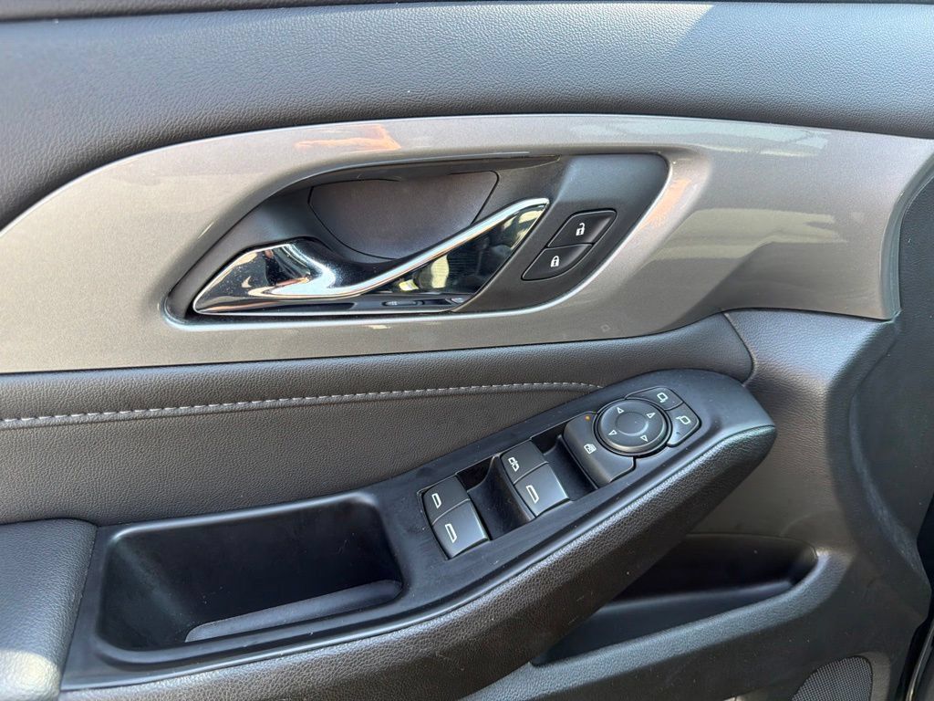 Used 2023 Chevrolet Traverse LT FWD image 27