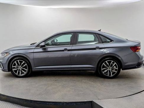 Used 2025 Volkswagen Jetta SE image 3