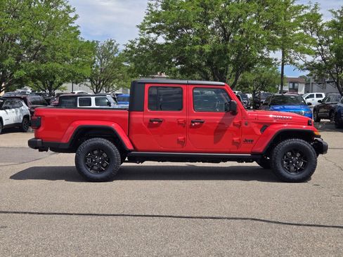 Used 2024 Jeep Gladiator Willys AWD/4WD image 2