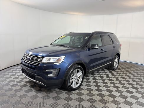 Used 2017 Ford Explorer XLT w/ Equipment Group 202A AWD/4WD image 2