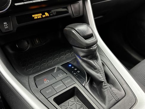 Used 2020 Toyota RAV4 LE image 13