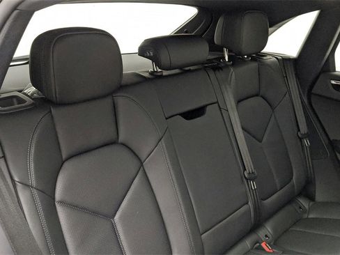 Used 2022 Porsche Macan image 46