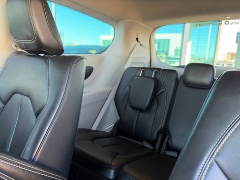 Used 2023 Chrysler Pacifica Touring-L image 9