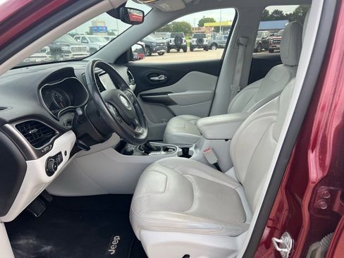 Used 2019 Jeep Cherokee Limited image 12