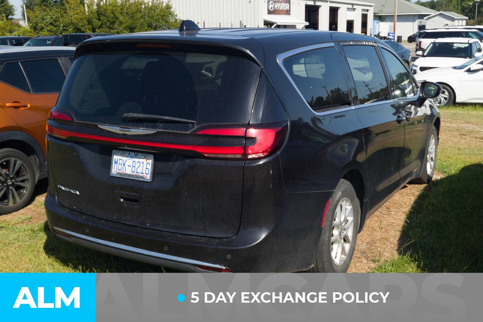 Used 2023 Chrysler Pacifica Touring-L FWD image 3
