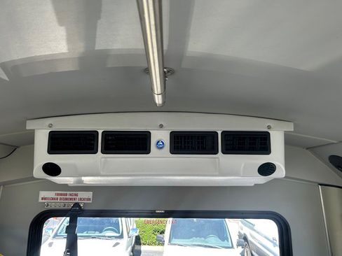 Used 2015 Ford E-350 and Econoline 350 Super Duty image 28