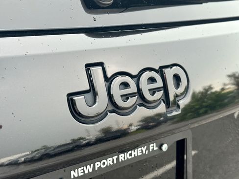 Used 2020 Jeep Grand Cherokee Altitude AWD/4WD image 18