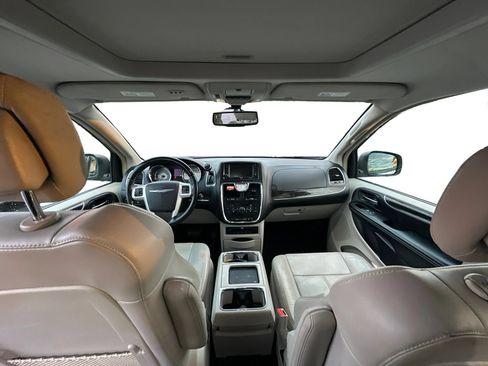 Used 2015 Chrysler Town & Country Limited Platinum FWD image 21