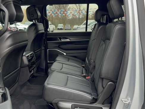 Used 2024 Jeep Wagoneer Series II w/ Flexible Seating Group image 9