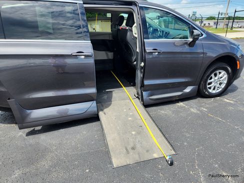 Used 2022 Chrysler Pacifica Touring-L FWD image 17
