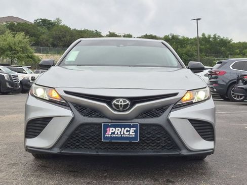 Used 2020 Toyota Camry SE FWD image 2