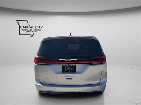 New 2026 Chrysler Pacifica Select image 5