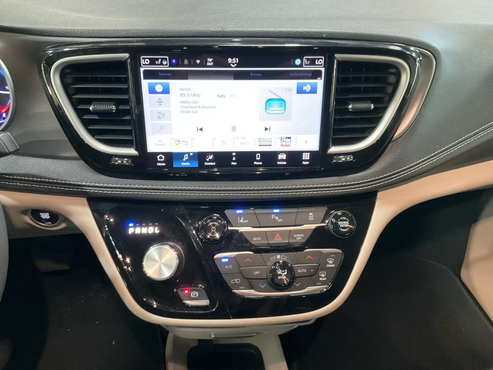 Used 2024 Chrysler Pacifica Limited FWD image 12