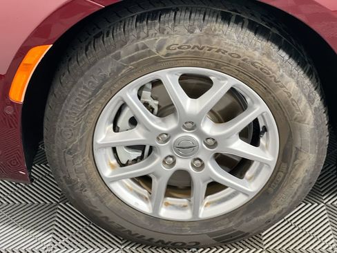 Used 2023 Chrysler Pacifica Touring-L FWD image 11