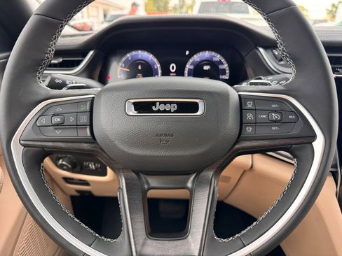 New 2025 Jeep Grand Cherokee Limited w/ Luxury Tech Group II AWD/4WD image 15