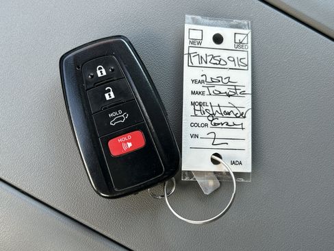 Used 2022 Toyota Highlander XLE AWD/4WD image 38
