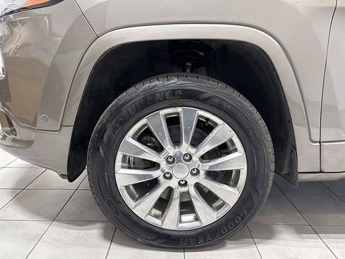 Used 2017 Jeep Cherokee Overland w/ Technology Group AWD/4WD image 7