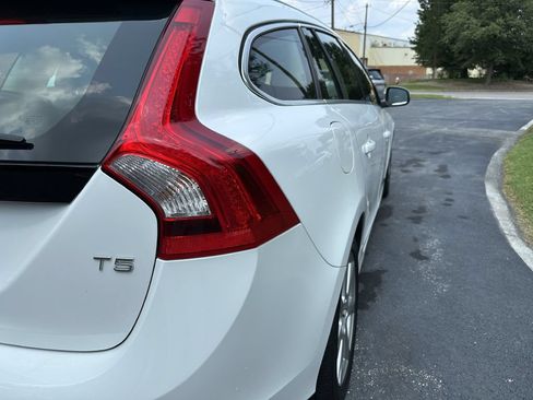 Used 2017 Volvo V60 T5 Premier w/ Convenience Package FWD image 5