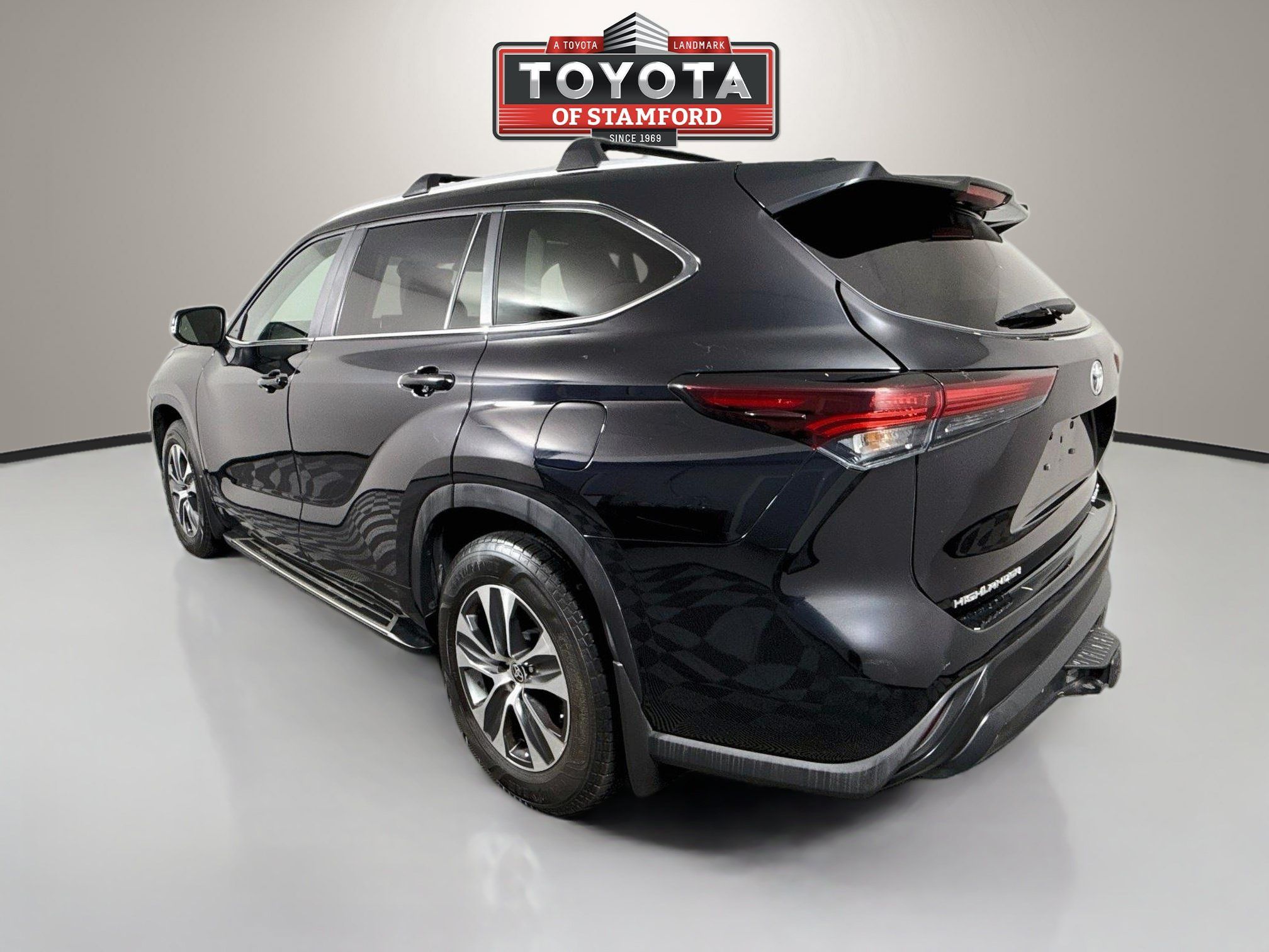 Used 2024 Toyota Highlander XLE AWD/4WD image 5