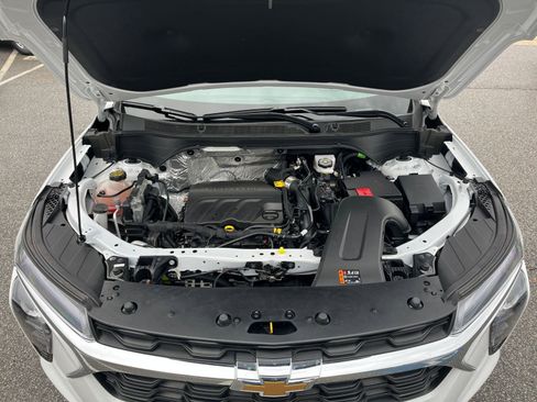 Used 2025 Chevrolet Trax LT w/ LT Convenience Package image 31