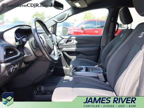 Used 2019 Chrysler Pacifica Touring Plus w/ Advanced Safetytec Group FWD image 21